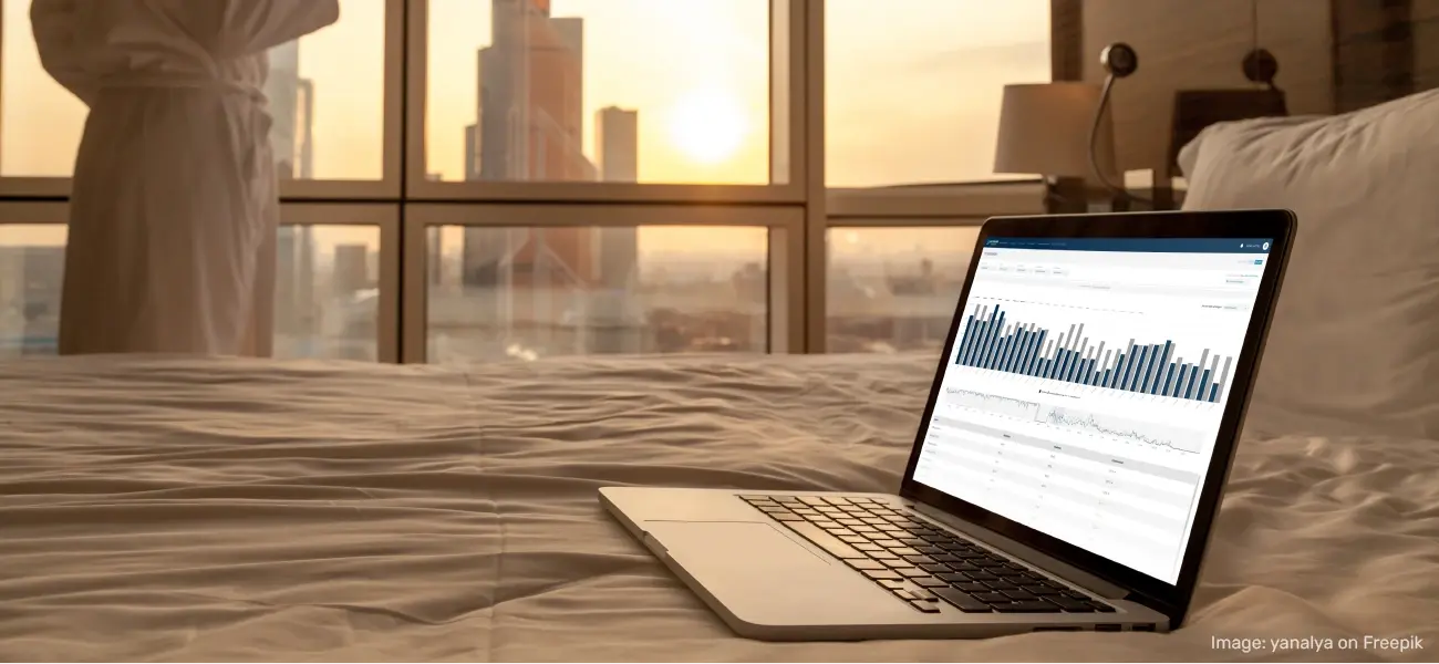 Hotelzimmer mit Laptop am Bett und RateBoard geöffnet