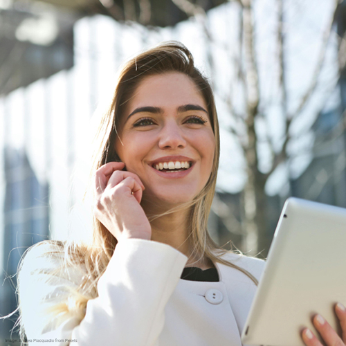 Business woman with tablett and smartphone