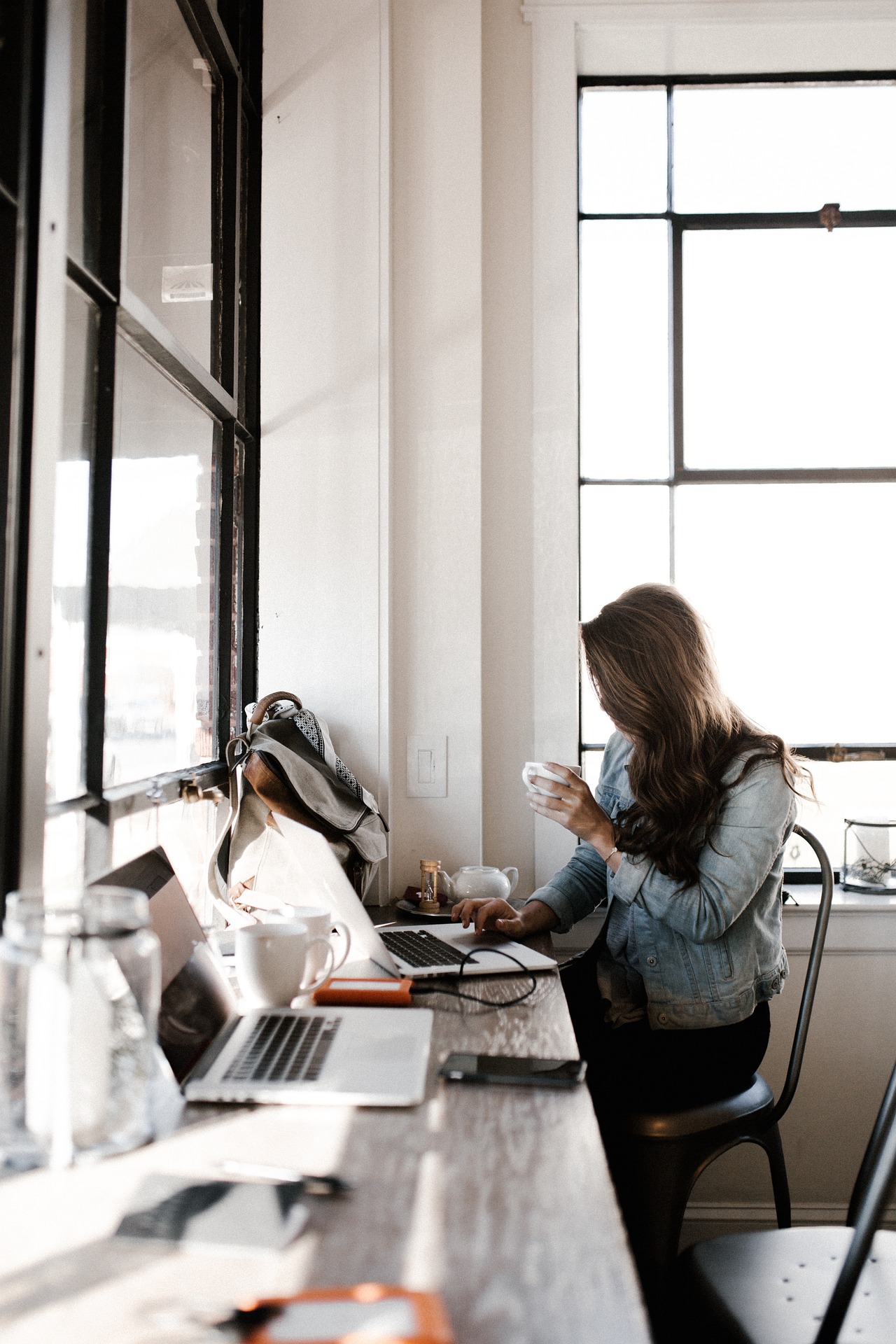 Frau am Arbeitsplatz beim Kaffee trinken