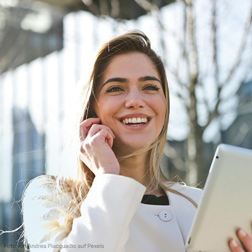Business woman with tablett and smartphone